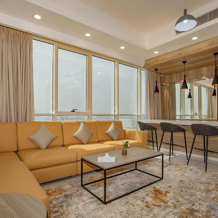 Platinum Coast Hotel Apartments Fujaira Camera foto A living room in a suite at the hotel