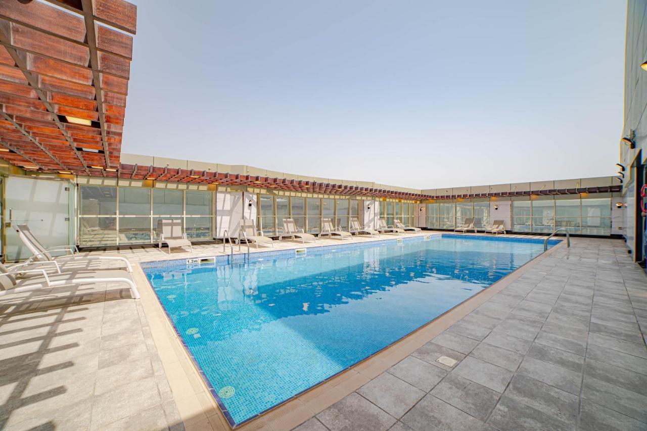 Platinum Coast Hotel Apartments Fujaira Esterno foto The swimming pool at the hotel