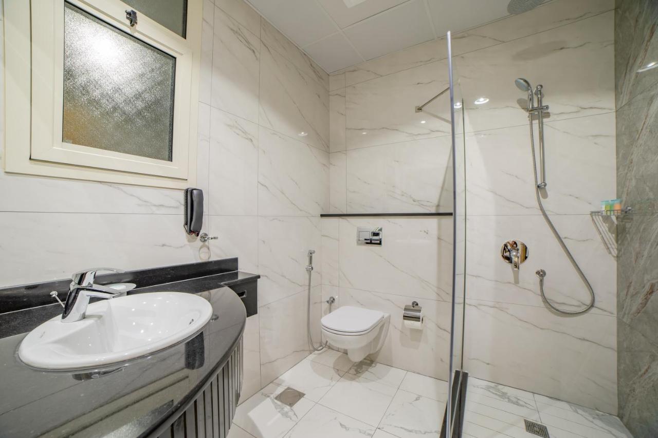 Platinum Coast Hotel Apartments Fujaira Esterno foto Bathroom with shower