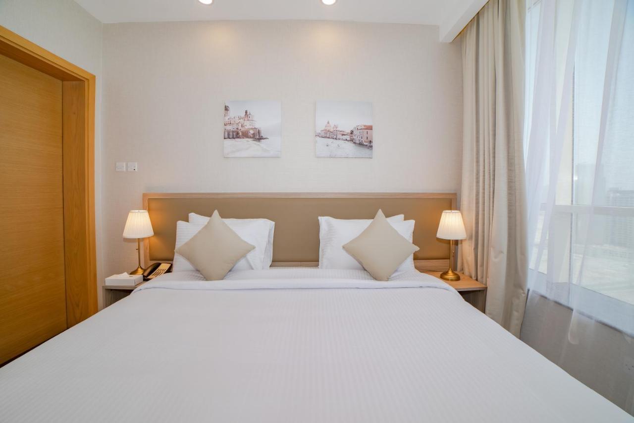 Platinum Coast Hotel Apartments Fujaira Esterno foto A bedroom at the hotel