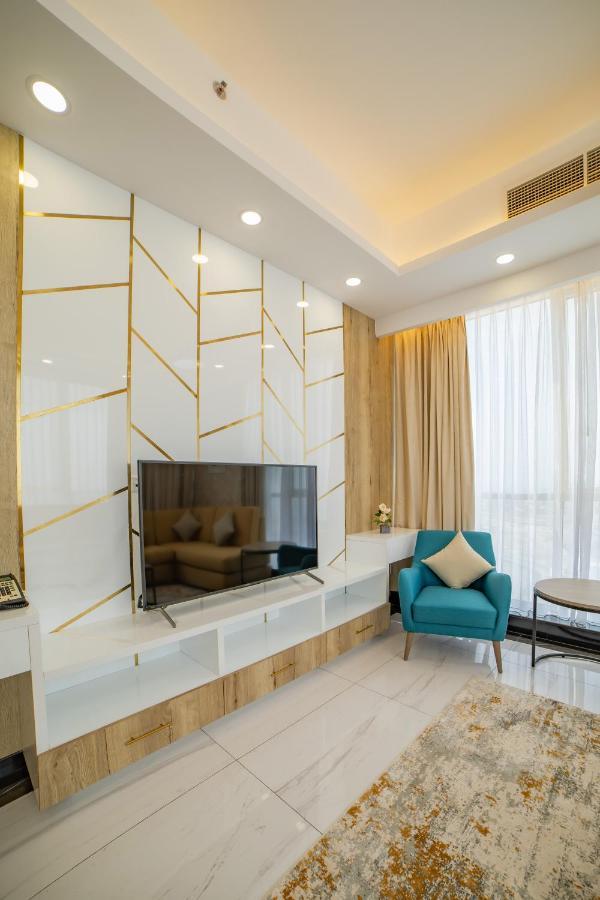 Platinum Coast Hotel Apartments Fujaira Esterno foto A television set