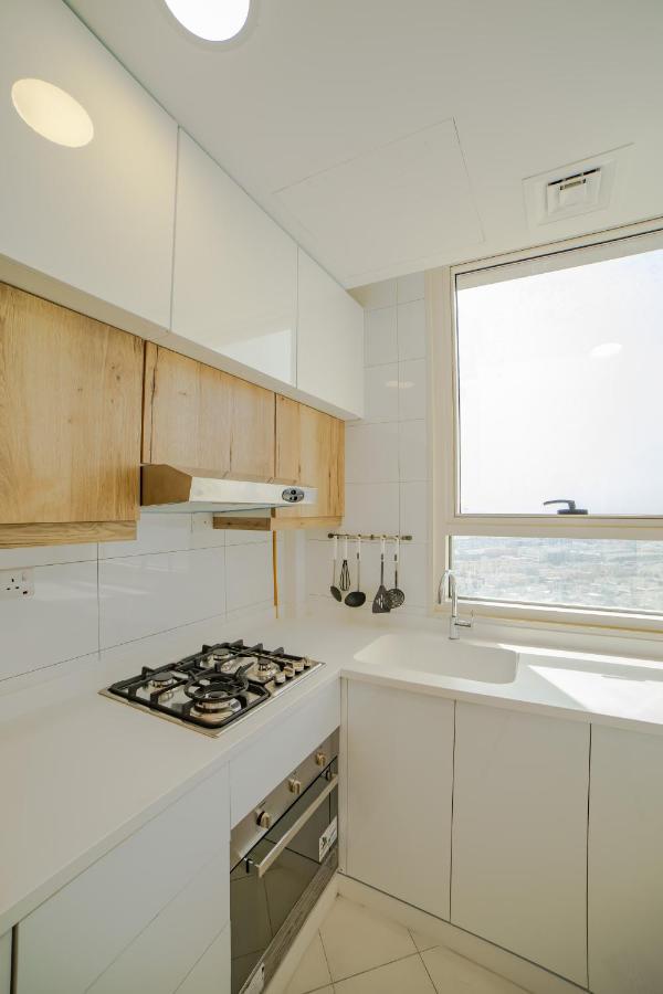 Platinum Coast Hotel Apartments Fujaira Esterno foto A modern kitchen