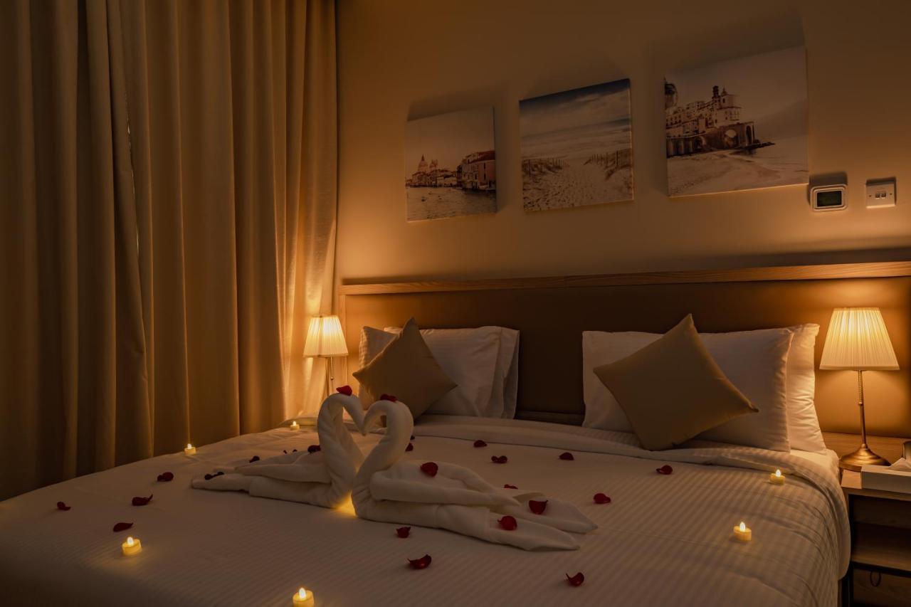 Platinum Coast Hotel Apartments Fujaira Esterno foto A bedroom at the hotel