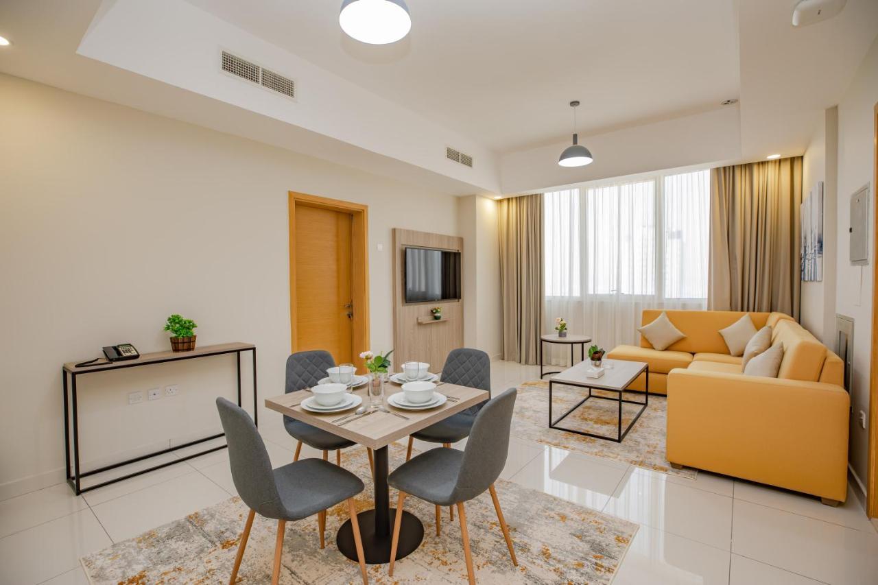 Platinum Coast Hotel Apartments Fujaira Camera foto A living room in a serviced apartment in Dubai
