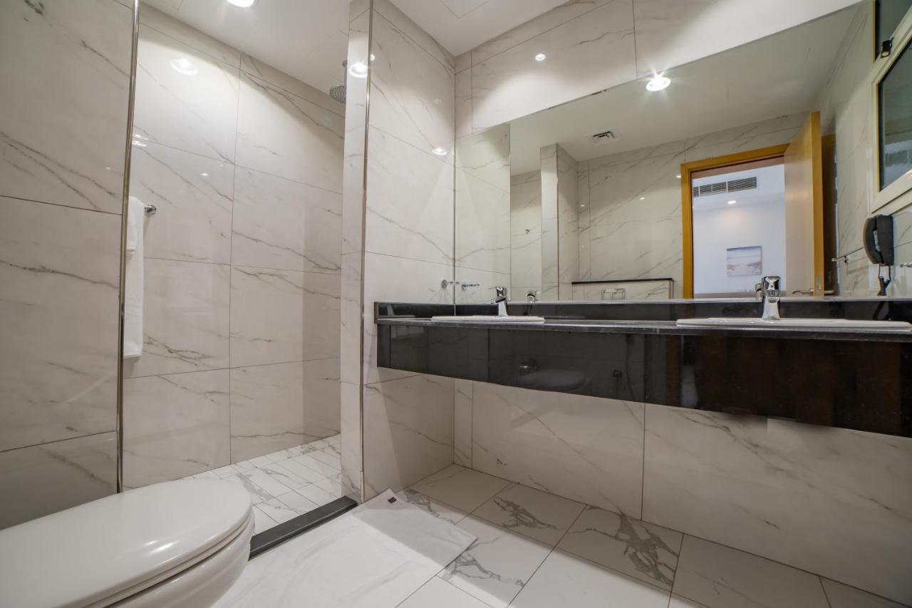 Platinum Coast Hotel Apartments Fujaira Esterno foto Bathroom