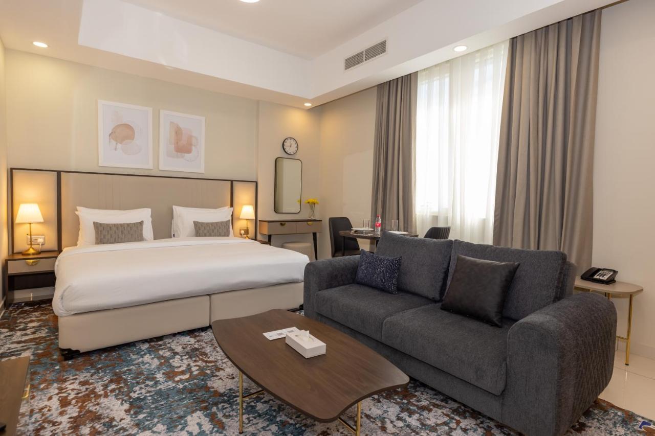 Platinum Coast Hotel Apartments Fujaira Esterno foto A room at the hotel