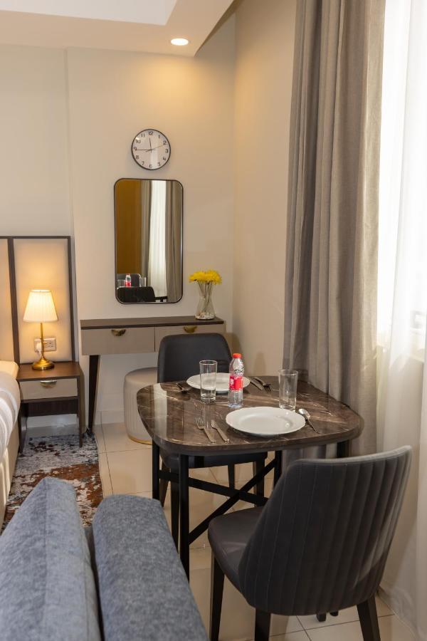 Platinum Coast Hotel Apartments Fujaira Esterno foto A room at the hotel