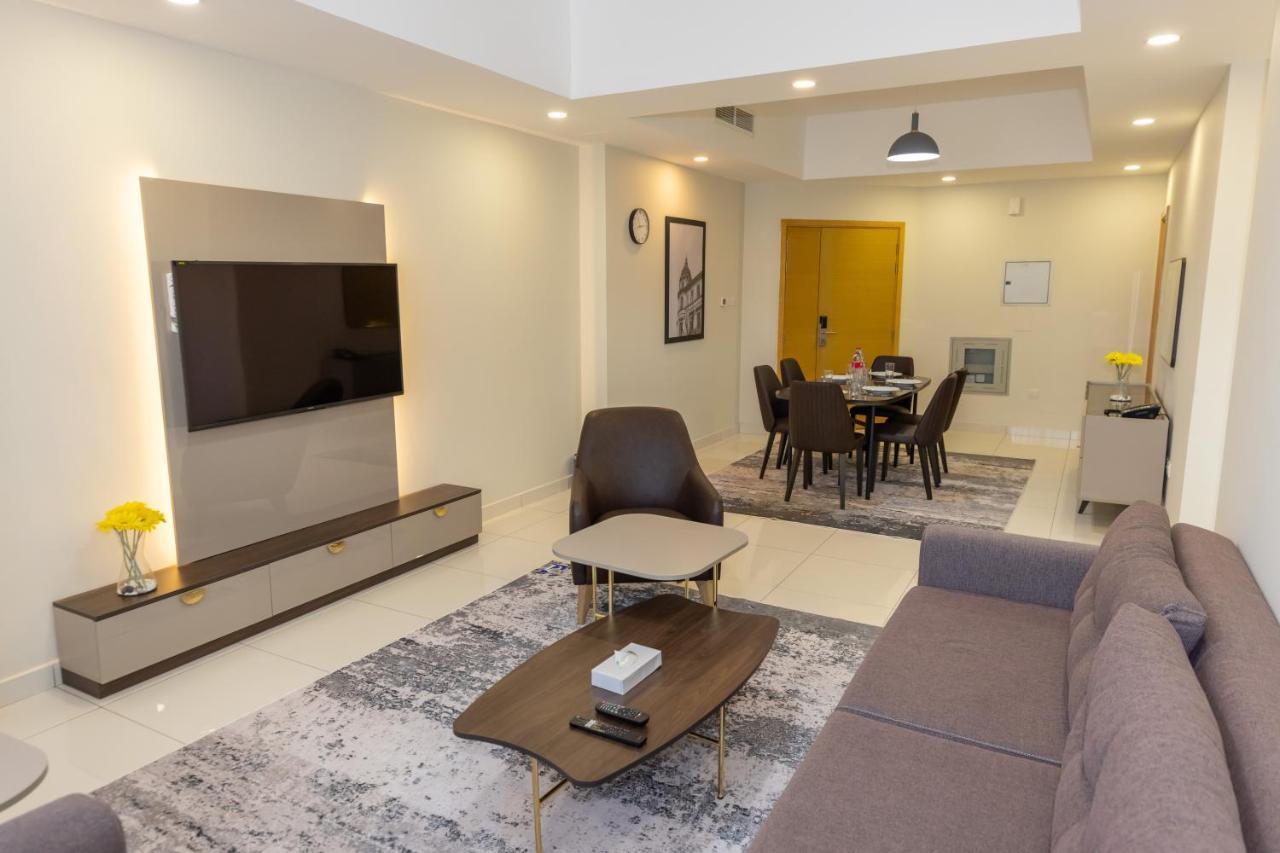 Platinum Coast Hotel Apartments Fujaira Esterno foto A living room in a condominium